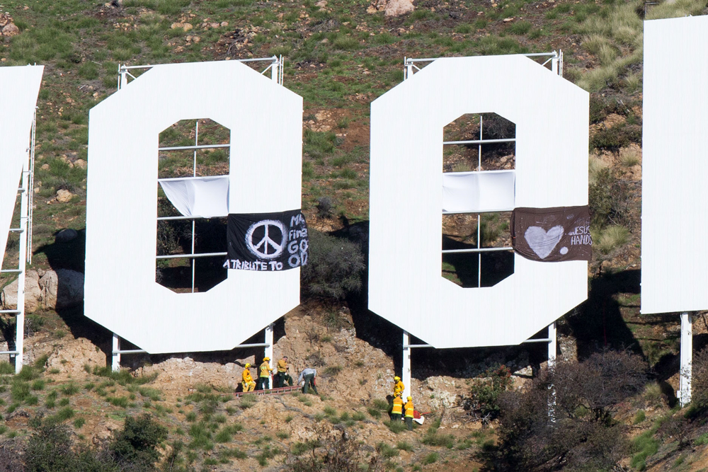 The dark and white sheets that covered the double O's in HOLLYWOOD